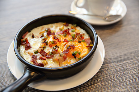 带热锅的炸鸡蛋煎锅面包猪肉盘子桌子厨房饮食木头咖啡早餐图片