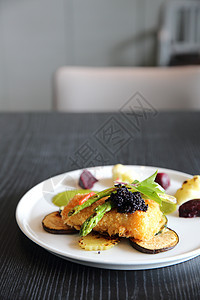 炸鱼片鱼片沙拉海鲜用餐正方形鳟鱼鳕鱼盘子营养炙烤图片