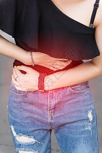 年青的亚洲女性在户外露宿时腹部疼痛便秘成人人体衣原体结肠炎医疗肠道病人阑尾炎经期图片