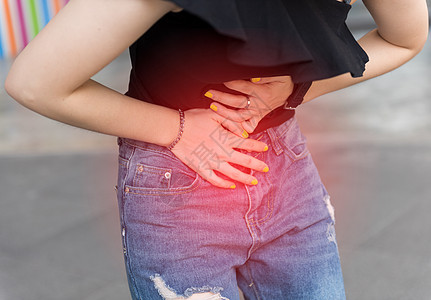 年青的亚洲女性在户外露宿时腹部疼痛综合症子宫骨盆部位腹泻成人腹痛人体冒号消化系统图片