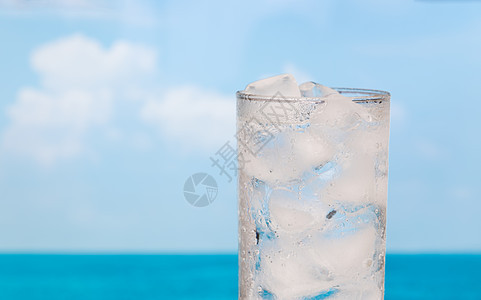 夏日以冰为盛的饮料杯 加冰蓝色苏打食物海洋立方体海滩矿物饮料口渴玻璃图片