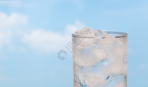 夏日以冰为盛的饮料杯 加冰海洋矿物食物环境补品冻结健康饮料液体茶点图片