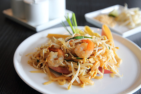 泰国食用泥薯炸面条和虾豆芽美食食物小吃午餐盘子烹饪街道国王服务图片