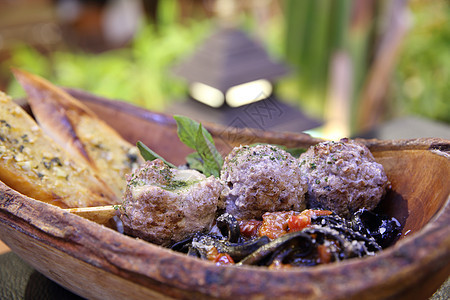 意大利面肉丸传统木头面包营养食谱饮食桌子美食草本植物餐厅图片