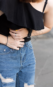 年青的亚洲女性在户外露宿时腹部疼痛肠道病菌子宫经期腹泻成人人体医疗医生衣原体背景图片