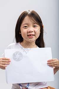 拿着空白纸的年轻女孩拿着空白纸的年轻女孩横幅工作室白色孩子床单背景图片