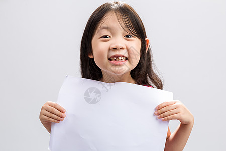 拿着空白纸的年轻女孩拿着空白纸的年轻女孩孩子横幅白色工作室床单背景图片