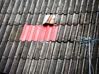 旧屋顶上的红锌图片