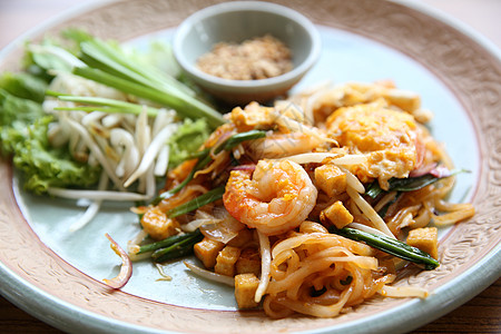 泰国食用泥薯炸面条和虾油炸花生市场食物小吃面条美食街道服务国王图片