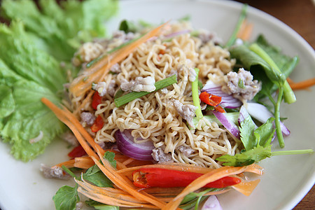 泰国沙拉加胡萝卜 番茄 玻璃面条 菜菜和猪肉辣椒香料餐厅蔬菜芹菜绿色食物白色洋葱红色图片