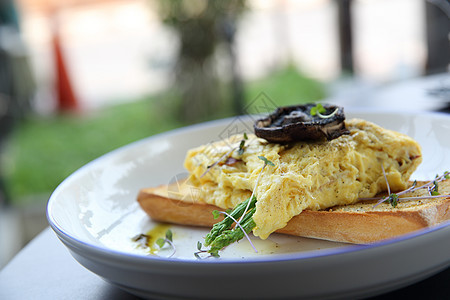 配有面包 和蘑菇的炒鸡蛋早餐乡村午餐小吃食物营养盘子煮沸油炸蛋黄图片