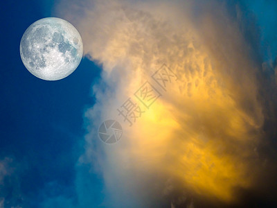 蓝色天空中满月金云气象云景反射气质旅行眼睛阳光地平线气氛月亮图片