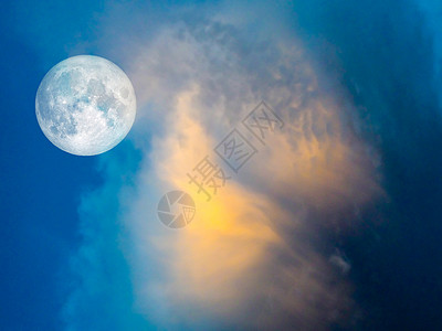 蓝色天空中满月金云眼睛旅行场地阳光气象反射环境月亮太阳气质图片
