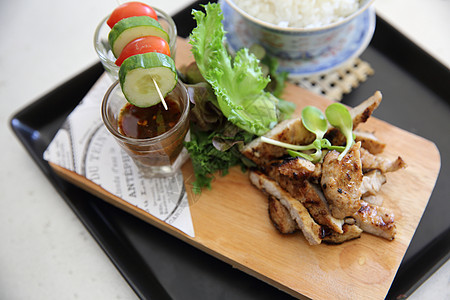 泰国菜 加辣酱的猪肉脖子白色烧烤美食盘子餐厅午餐牛扒绿色香菜图片