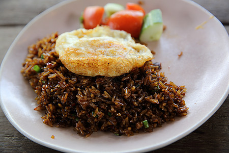 鸡肉和蔬菜的炒米饭 玉米面粉盘子海鲜食物美食辣椒健康食谱午餐筷子油炸图片