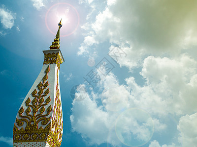 在天上的塔 和在WatPhra的阳光金子地标艺术天空建筑学寺庙光晕宗教旅行历史图片