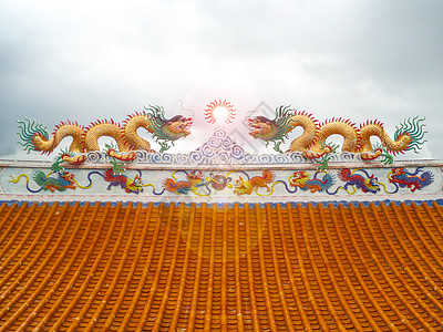 屋顶上的两条龙马赛克 太阳耀斑中国灯笼艺术天空文化金子雕塑信号传统寺庙蓝色太阳节日图片