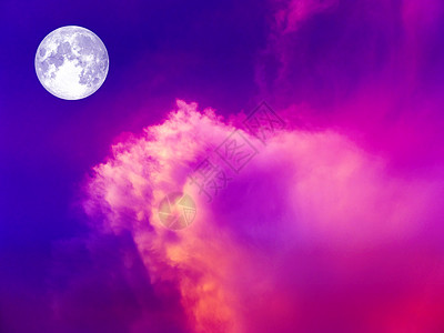 日落天空中紫云中的超级月亮图片