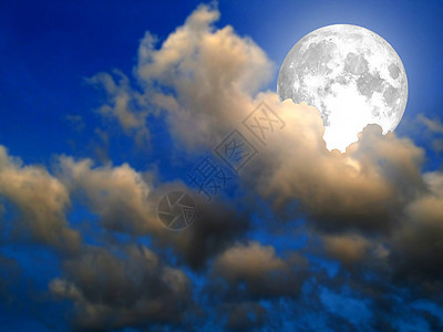 超级月亮在蓝天空中闪耀回云图片