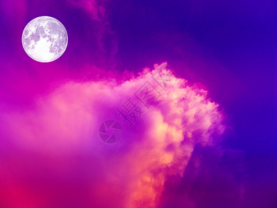 日落天空的紫云中满月图片