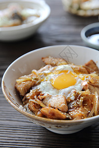 猪肉大米和蛋丁顿日本菜白色午餐文化食物盘子布塔美食洋葱煮沸图片