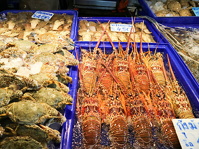 夜市龙虾螃蟹壳螺和海鲜图片