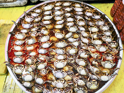 吐在桌上的螃蟹和被保存的咸菜图片