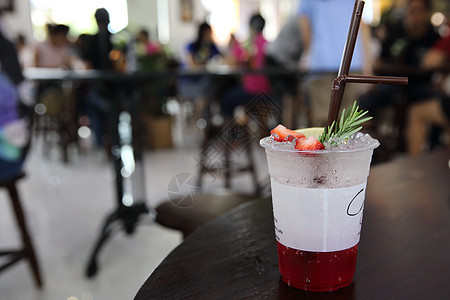 草莓汽水果汁食物液体木头庆典反射派对草本植物玻璃浆果图片