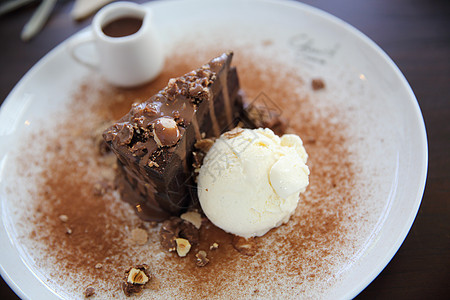 黑巧克力蛋糕和香草冰淇淋咖啡杯盘子可可甜点食物白色图片