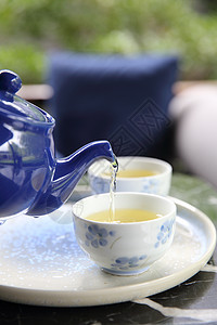 把茶倒在茶杯里 紧贴中国和日本的饮料中茶壶茶碗早餐茶点休息陶器餐具杯子香气液体图片