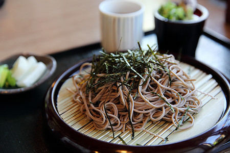 日式意大利食品美食棕色午餐蔬菜食物筷子烹饪绿色面条洋葱图片