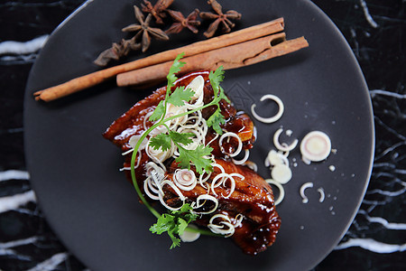 烤猪肉和中国草药红色白色美食食物烧烤炙烤熏肉烹饪午餐皮肤图片