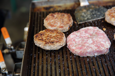 锅中牛肉汉堡箱小吃晚餐宏观美食饮食洋葱食物种子营养木头图片