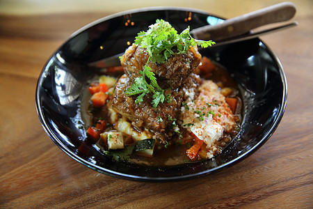 猪排排和土豆煮午餐肋骨蔬菜烧烤盘子食物绿色美食烹饪胡椒图片