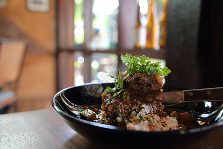 猪排排和土豆煮蔬菜绿色烹饪胡椒盘子肋骨食物午餐美食烧烤图片