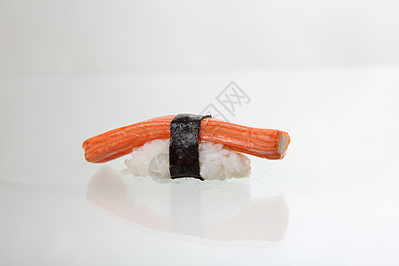 在白背景中孤立的螃蟹棒午餐传统美食文化寿司白色美味海鲜图片