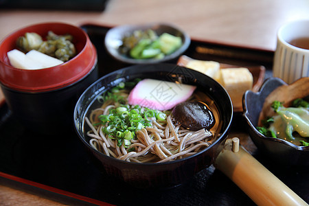 日式意大利食品筷子午餐绿色蔬菜面条食物美食洋葱棕色餐厅图片