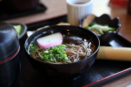 日式意大利食品洋葱食物筷子蔬菜绿色棕色餐厅烹饪面条午餐图片