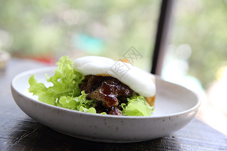 白鸡Teriiyaki汉堡食物红色炙烤火鸡沙拉芝麻洋葱包子午餐芝士图片