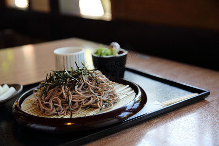日式意大利食品绿色食物美食筷子餐厅洋葱蔬菜午餐面条棕色图片