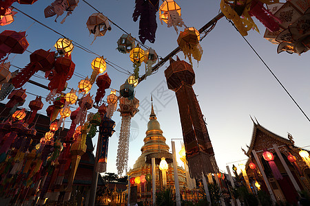 带泰国塔塔的灯笼游客金子旅行天空寺庙建筑入口建筑学文化旅游图片