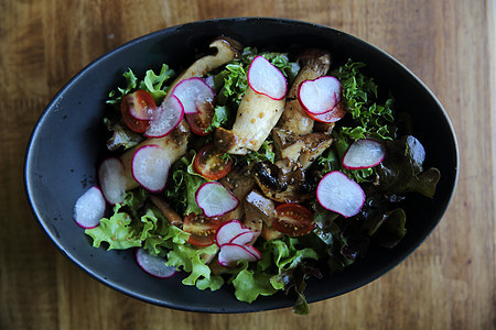蘑菇沙拉健康食品绿色小吃油炸洋葱蔬菜蘑菇美食盘子午餐食物图片