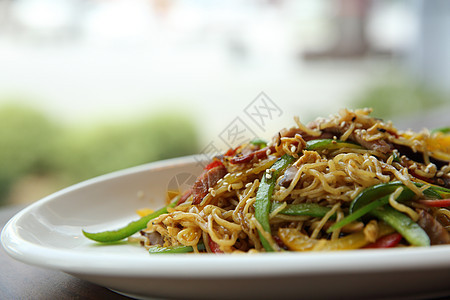 中国菜炒面和火腿蔬菜盘子牛肉午餐美食炒面食物白色油炸图片