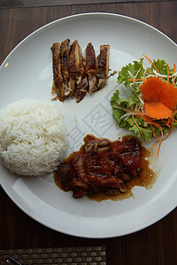 中国菜 烧猪肉和大米食物红色盘子烧烤黄瓜午餐用餐餐厅美食图片