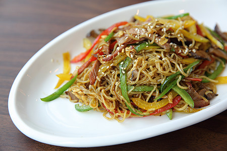 中国菜炒面和火腿牛肉炒面盘子白色油炸蔬菜食物午餐美食图片