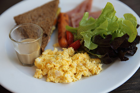用火腿 煎蛋和面包早餐营养杯子香肠咖啡油炸黄油盘子熏肉水果橙子图片