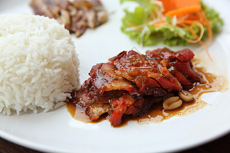 中国菜 烧猪肉和大米黄瓜食物烧烤餐厅午餐用餐红色美食盘子图片