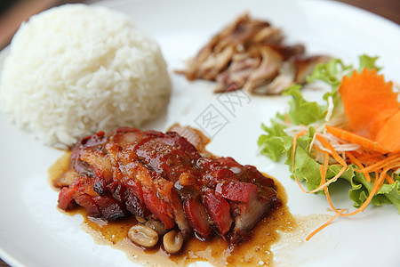 中国菜 烧猪肉和大米用餐美食食物盘子午餐烧烤黄瓜红色餐厅图片