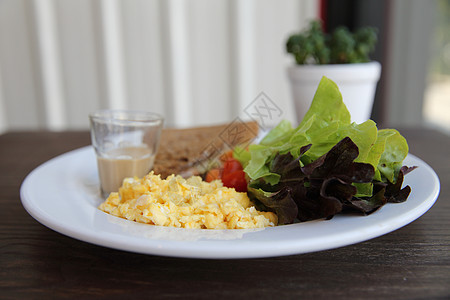 用火腿 煎蛋和面包早餐橙子咖啡油炸香肠盘子餐厅服务午餐营养熏肉图片