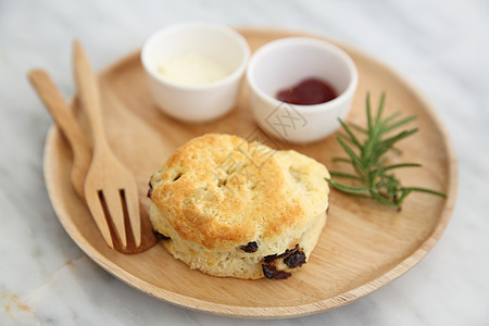 咖啡店里的scones 在咖啡厅里甜点小吃英语饼干奶油早餐水果白色浆果产品图片